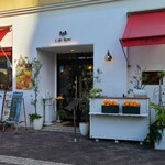 Cafe Leone - 広島電鉄八丁堀電停から徒歩10分の「Cafe Leone(カフェ・レオーネ)」さん
            2017年開業、店舗外観は白壁に赤い建具と赤いビニールの庇でイタリアンな雰囲気