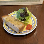 ビージェーカフェ - パン大きい！パンをパスタの海老ソースにつけてたべると美味！！