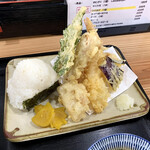 めん処 岡山 - ◆ おむすび
            ◆ 天ぷら盛り合わせ (5種類)
