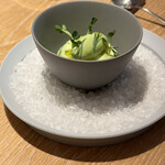 マンサルヴァ - グリーンアスパラをピューレ、ムース、更にはアイスにまで。オギザリスが香りを添え、存在感大のオマール海老を楽しみました。