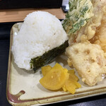 Mendokoro Oyakama - おむすびと漬物の組み合わせは鉄板！