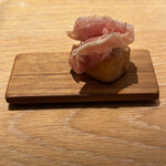 マンサルヴァ - アミューズ　
      クレーマフリッタ・生ハム・実山椒　ふわふわのクレーマフリッタに、ふわふわの生ハム、一口で頂くのを躊躇うほど。