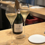 マンサルヴァ -  シャンパーニュ ロジェバニエ　シャルドネ58% 気泡が美しく上がっているのを、鑑賞しやすい脚の細いグラス、飲み口も薄いので美味しさ増します♪