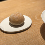 マンサルヴァ - パーラー江古田のパンと聞いてビックリ！此方に伺う前、パーラー江古田に遠征してパンを購入したばかりだったのです。このパンはレストラン用で店頭販売はないそうです。柔らかくソースを楽しむにも最適なパンでした