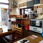 鉄板焼 ホルモン食堂 - 大きなジャーにご飯と味噌汁。その手前にお茶碗と汁椀があります。冷蔵庫に付け合わせ。