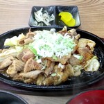 鉄板焼 ホルモン食堂 - 結構ホルモンの量もあります。