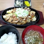 鉄板焼 ホルモン食堂 - 特製味噌だれと定食セット1000円