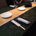 モンドヴィーノ - 重厚なテーブル