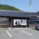 ふくふくうどん - 暖簾のトコが厨房　その左右に入り口