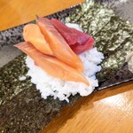 Tomakomai Shinsen Uoichiba - マグロとサーモンの手巻き寿司