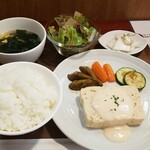 キッチン ブルー グローブ - 海老と豆腐のムーステリーヌ　クリーム仕立てスイートチリソース