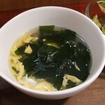 キッチン ブルー グローブ - わかめ玉子スープのアップ