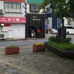 キッチン ブルー グローブ - 市役所職員が見ている店舗外観