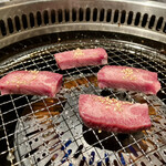 杏樹亭 岸根店 - 「大トロ舌焼き（タン元）」の焼いている最中…