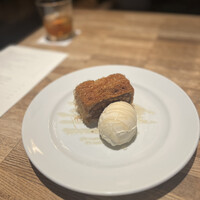 CICADA - カダイフで巻いたくるみとアーモンドのバクラバ、バニラジェラート