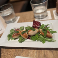 CICADA - プロシュートとハーブを詰めたカラマリのロースト