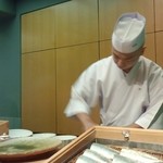 Sushi Sho - 店内 器に酢飯を詰めて胡麻と切り海苔を振って対象へ