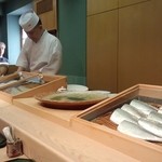 Sushi Sho - 店内 大将の調理風景