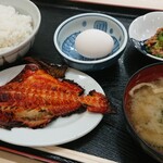 JR新幹線食堂 - 焼き魚160円、納豆70円、生卵50円、ご飯大盛150円、みそ汁70円。