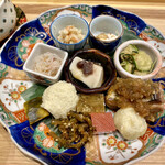 お料理 ちゃとら - この、色々あるのがいいんですよね〜
      右が鰆ステーキ、その下の丸いのが里芋団子、中央の白いのが水無月豆腐の小豆乗せ