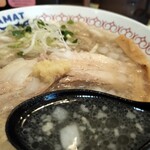 RAMAT - 魚介背脂豚塩ラーメン、スープ