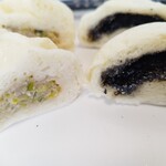 屋台屋 民食天成 - 料理写真:野菜入り肉まんと甘口黒胡麻まんの断面写真