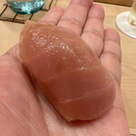 鮨 しゅん輔 - 金目鯛です。山葵は使用せず柚子胡椒でいただきます。藁で燻した香りが素敵