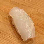 鮨 しゅん輔 - 山口の日本海側の白イカ。薄く斬り付けた三枚重ね