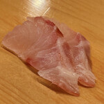 鮨 しゅん輔 - こちらは伊佐木。薄塩仕立て。旬の白身はウンマイ