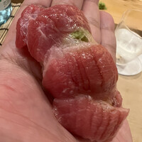 鮨 しゅん輔 阿佐ヶ谷 - 大トロの蛇腹。シャリの温度を高めて食べ比べ