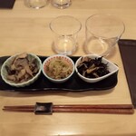 岸本食堂 - 突き出し三種。美味しそう。