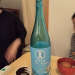 岸本食堂 - 青いボトルが綺麗なお酒。