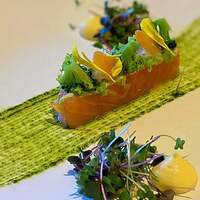 ルアン 佐原商家町ホテル NIPPONIA - サケのミキュイ（半生の料理）。 発酵レモンの薬味を添えて。 同じ低温調理でも僕はもうちょい火が入るほうが好きかな。