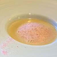 ルアン 佐原商家町ホテル NIPPONIA - 桜と白インゲンのポタージュ。 スープをありがたがらないお客さんが増えたせいか、コースにスープを含まないフレンチが多い昨今、スープの存在価値をしっかりと表現しています。