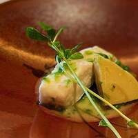 ルアン 佐原商家町ホテル NIPPONIA - 地酒で蒸した鯛とたけのこ。 グリーンピースと酒粕、バターのソースですかね。 旬の饗宴もあって食感、香り、旨みが春そのもの。 わかりやすくて美味しい料理。