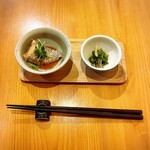 いざかや しん - 写真左側には鯛が、写真右側にはじゃことピーマンが使われていました(o^^o)