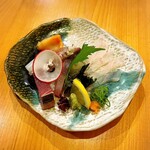 いざかや しん - 割鮮の内容は、鰹、水烏賊、赤貝、シャコ、カンパチ、地穴子薄造りです(o^^o)中でも赤貝、シャコ、地穴子は私の大好物です！！