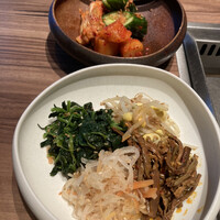 焼肉うしごろ 新宿三丁目店 - キムチ、ナムル