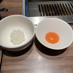 焼肉うしごろ - ざぶとんのすき焼きを卵に絡めてご飯を包み込んで食べます。こちらも美味でした。