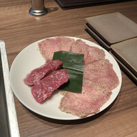 焼肉うしごろ 新宿三丁目店 - 極みのタン、厚切り上ハラミ