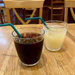 リオバ - アイスコーヒーとグレープフルーツジュース