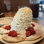 Eggs'n Things - 傾くホイップクリーム