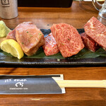 炭火焼肉ぐら 仙台朝市駅前店 - 三種の神器盛り  左側から牛たん・カルビ・ハラミ