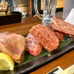 炭火焼肉ぐら - 三種の神器盛り  左側から牛たん・カルビ・ハラミ