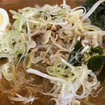 Kayabashi Ramen - ハンタマに移動してもらうと下にはチャーシューみじん切りとたっぷりのもやし