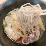 ゆで太郎 - ピリ辛揚げ餃子そば 麺リフト！