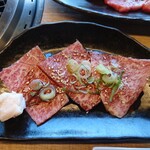 飛騨牛ダイニングかはん - ○ミスジ
肩から腕の肉となる。
運動量の少ない部位なので柔らかさと
サシも入りやすいとのネット情報