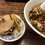 Kaedenohana - シロメシ　オン　ザ　チャーシューヽ(´o｀
                        
                        ラーメン食ってシロメシ食わずは
                        
                        『仏作って魂入れず』
                        
                        
                        小ライス　茶碗が小っちぇー
                        
                        盛りはイイんだけど大きめのおぼくさん。
                        
                        溢れそう。
                        
                        
                        