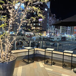 QUON RIVER TERRACE - 入り口外にはベンチ