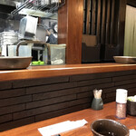 そば くら富 - 店内はL字にカウンター席が7席